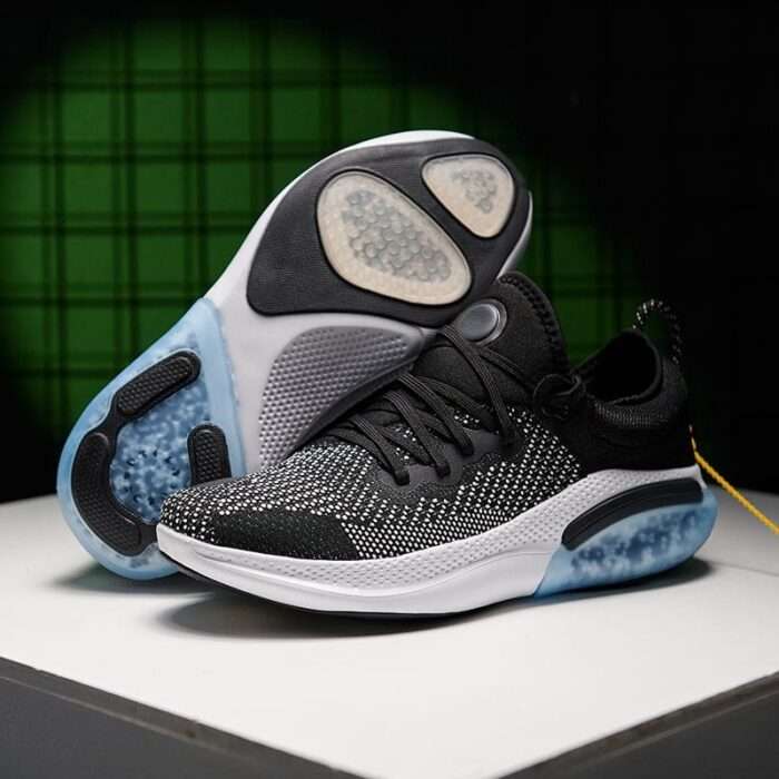 New spring and summer sports shoes mesh lightweight running shoes fly woven breathable popcorn air cushion particles couple student shoes