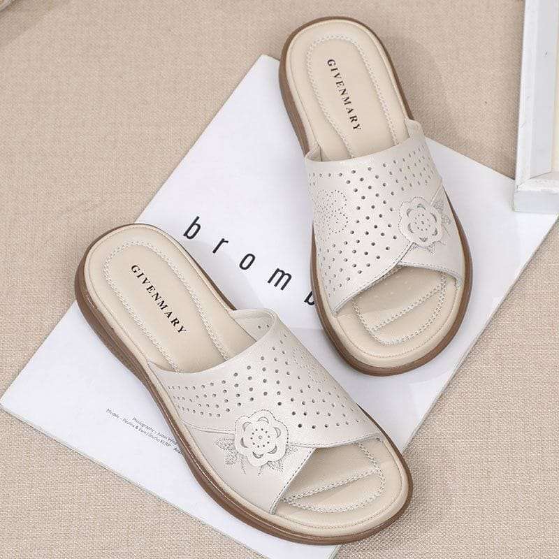 Genuine soft leather mother's sandals for summer wear soft sole non-slip middle-aged and elderly sandals flat large size elderly women's slippers