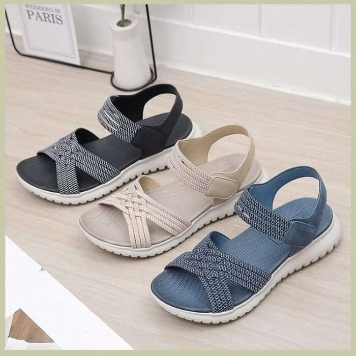 Ultra-light wet beach sandals for women, summer leisure, non-slip and soft-soled mother's shoes for the seaside in 2025