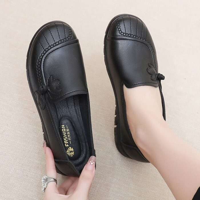 Retro mother's single shoes spring and autumn new soft sole comfortable middle-aged and elderly women's shoes non-slip flat-soled grandma casual leather shoes